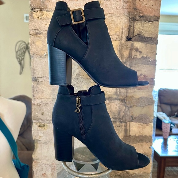 Sleek Black Heeled Boots with Chunky Heel - Picture 6 of 6